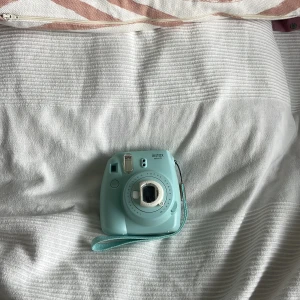 Instax mini 9 kamera - En instax mini 9 kamera med 7 bilder i.  Vanligtvis så kostar dessa kameror 700-1000kr i butik.  Inte repig eller något.