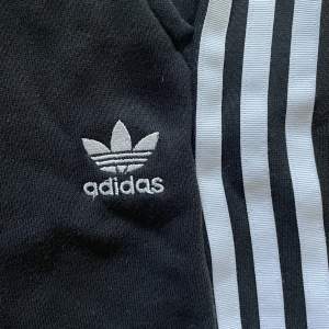 Ett par svarta, Adidas mjukisbyxer. Använda fast i bra skick!