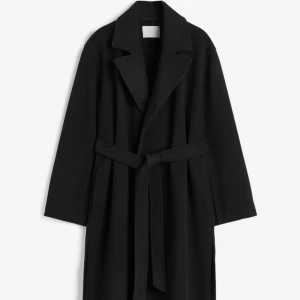 HM HÖSTKAPPA - Jättefin kappa jag köpte förra året, den är till knäna på mig som är 165❤️ jättemjuk och snygg , nypris 650 typ