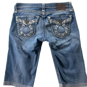 Coola jeansshorts - Jeansshorts med unikt broderi. Midja: 78 cm, innerbenslängd: 32 cm 🫶🏼