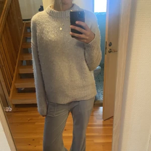 Stickad zara tröja - Säljer denna supermysiga ljusblåa stickade tröja från zara, bara använd några gånger, Den är lite nopprig men inget som stör enligt mig💛köpare står för frakt💕