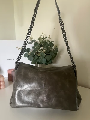 Hand väska - En grå jätte snygg och rymlig väska från Shein, den är endast använd en gång och är i superfint kvalitet. Den har två stora fack och ett stort i mitten med dragkedja (se på bild). Den har också ett litet fack på innersidan.😍🤩💓Är perfekt nu till skolan!💗