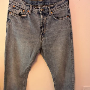 Weekday Jeans - Jag säljer mina använda Weekday jeans i bra skick utan defekter. Dem är i modellen Space Relaxed straight och otroligt sköna. 