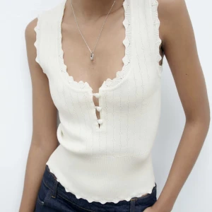 Zara topp - Säljer världens finaste topp från Zara, endast är använd en gång. Helt slutsåld på Zaras hemsida ❤️ Exklusive frakt 