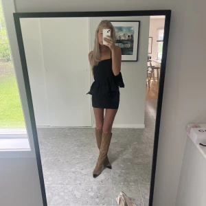 Costummade klackar - Ursnygga stövlar med klack från Costummade. I nyskick i princip, använda 1 gång, och i storlek 37. ❤️