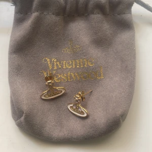Vivienne Westwood örhängen (osäker om äkta) - Använda ett fåtal gånger så i väldigt bra skick. Köpta secondhand sen innan då säljaren sa att det var riktiga men med tanke på att jag fick en allergisk reaktion av dom kan jag inte garantera till 100 %. Säljer via köp nu, kan mötas upp med.