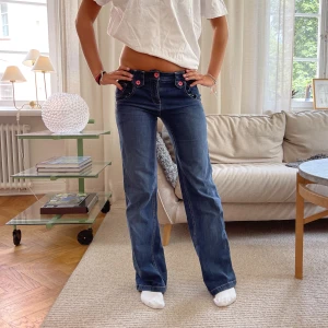 Lågmidjade jeans  - Säljer dessa Super snygga låg midjade jeans🥰🥰 Midjemått: 36 cm Innerbenslängd: 77 cm