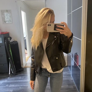 Skinnjacka - Säljer min skinnajacka från zara. I bra skick💓skriv vid intresse eller frågor