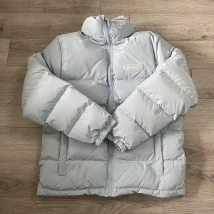 Trapstar Hyperdrive jacka ”Baby blue” (Kvitto ifrån trapstar finns - Säljer min lätt använda Trapstar Hyperdrive jacka i färgen Baby Blue, endast använd halva förra vintern, fysiskt och online kvitto finns ifrån Trapstars hemsida jätte fint skick på jackan Bilderna är tagna ifrån internet då jag är utomlands för tillfället