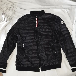 Moncler Jacka - Den är i bra skick men jag har vöxt ut den och behöver sälja den. Använd runt 20-30 gånger och bara i lätta sammanhang. För priset jag säljer den för är det en prisvärd affär för båda partierna