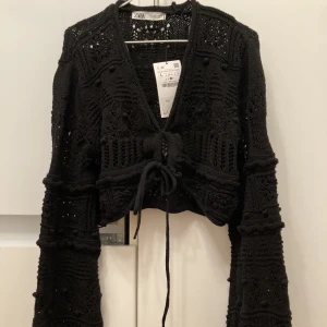 Virkad kofta Zara svart - Säljer en jättefin helt oanvänd virkad kofta från Zara som jag inte kan returnera pga att jag tappat bort kvittot. Storlek L men passar jättebra för någon som är mindre (har vanligtvis xs-s) och blir då lite snyggt oversize. Nypris 379.