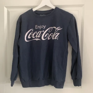 CocaCola T-shirt - Marinblå CocaCola T-shirt i storlek S.