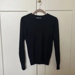 Fin långärmad tröja! - Säljer den här fina långärmade tröjan från Saint tropez i storlek XS!