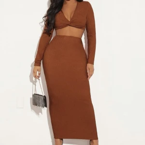 Set  - Kjol + croptop Nyskick. Storlek xs Bronzig färg