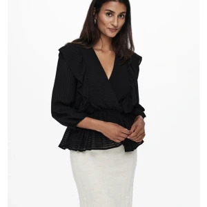 Svart blus - En jätte fin svart blus som är perfekt till hösten och vinter. Endast använt fåtal gånger och har inga defekter. Nypris 399kr