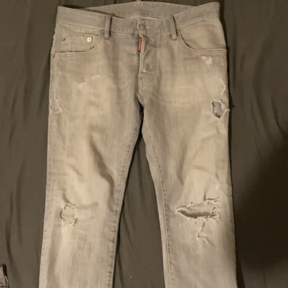 Rensar min garderob, använt väldigt få gånger, kan tänka mig att gå ner i pris med rimliga förslag 48 i dsquared motsvarar S i jeans. Jeans & Byxor.