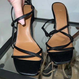 Klackar   - Oanvända klackar från ASOS. Storlek 37.