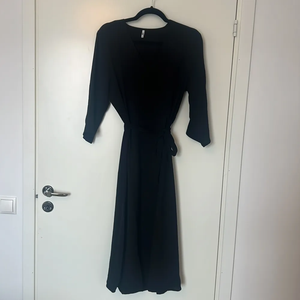 Oanvänd svart klänning i viskos från JDY. Klänningar.