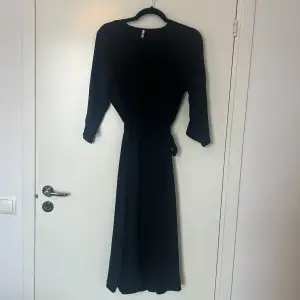 Oanvänd svart klänning i viskos från JDY