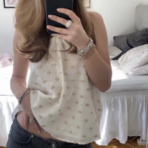 Zara topp  - Säljer nu denhär jätte söta toppen från Zara! Använd ca 3 ggr utomlands. Storlek S💓 I princip nyskick!