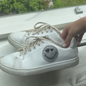 Skor - Säljer dessa skor från zalando pga kommer ej till användning, lite smutsiga så att ni vet💕