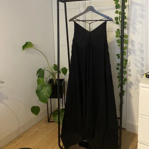 Långklänning  - Säljer denna jättefina tunga långklänning från h&m