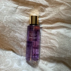 victoria secret body mist  - love spell body mist från victoria secret, köpt några månader innan de stängde i sverige, knappt använd & nästan helt full