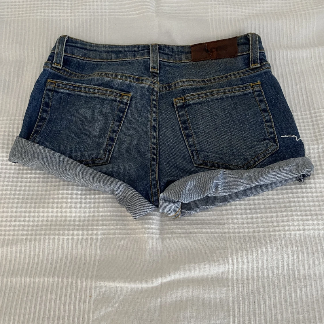 snygga acne jeansshorts - 90