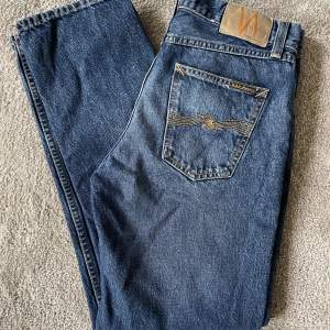 Säljer nu dessa Nudie Jeans som knappt blivit använda. Modellen heter Gritty Jackson och köptes nu i våras för 1600kr. Jeansen är i storlek W29 L30 men passar mig perfekt som igentligen har L32