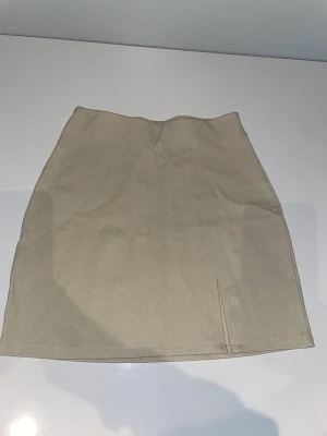 Kjol från ginatricot - Säljer min söta beige kjol från ginatricot i storlek XS! Pris kan diskuteras💞