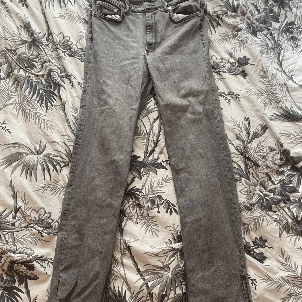Ett par snygga gråa jeans ifrån Zara i storlek 42🧡. Jeans & Byxor.