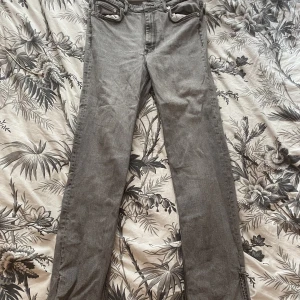 Snygga gråa jeans💓 - Ett par snygga gråa jeans ifrån Zara i storlek 42🧡