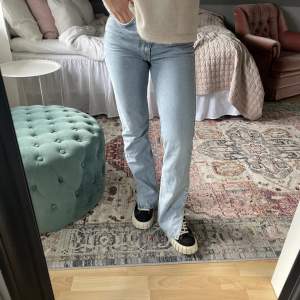 Fina jeans med slits💓