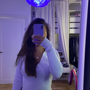 Skit snyg vit tröja  - En skit snygg vit tröja från bershka, jag har bara andvönde några par gånger!  Jätte fint tröja! 