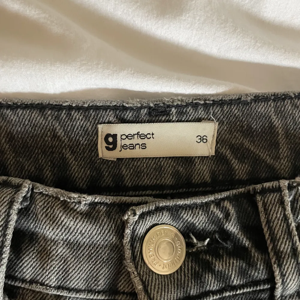 Supersnygga grå urtvättade jeans från Gina Tricot i storlek 36🥰 sitter som en smäck och har kommit till användning mycket men tyvärr inte länge, men är fortfarande i bra skick. Jeans & Byxor.