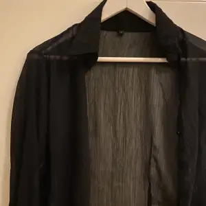 Fin svart skjorta med glittriga ränder i silver, inköpt från Humana, knappt använd så i gott skick. Cirka storlek S/M. 
