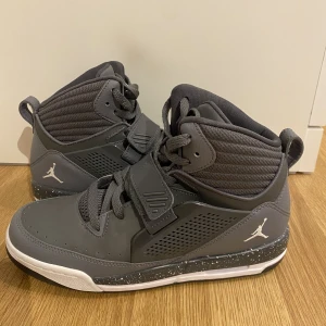 Jordans - Säljer nu dessa snygga jordans. De är helt oanvända, eftersom de inte har passat mig🥲😍