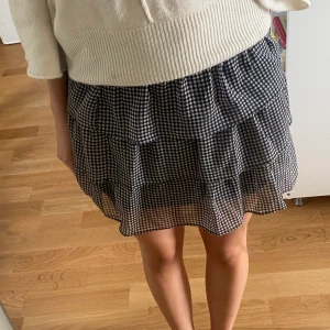 Kjol rutig - Säljer en nästan oanvänd kjol från H&M. Kontakta mig innan ni köper tack!💓