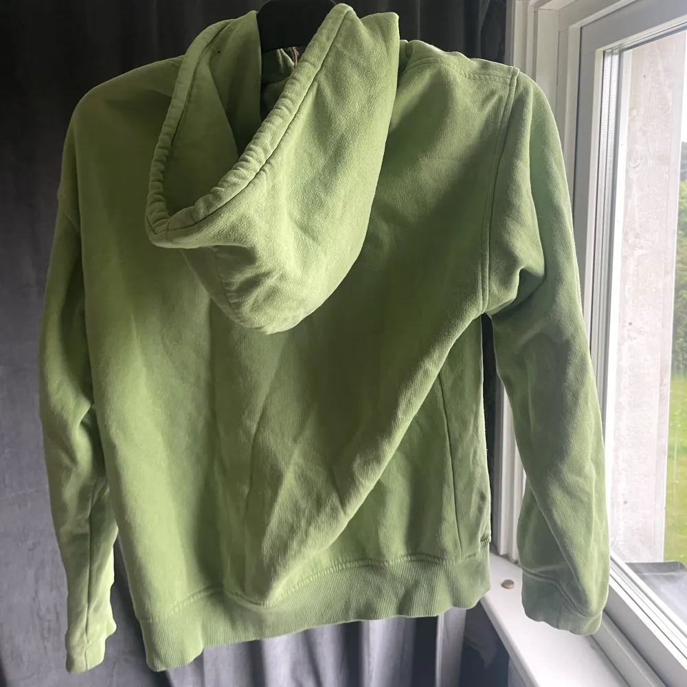 Fin grön zip up hoodie köpt från h&m. Hoodies.