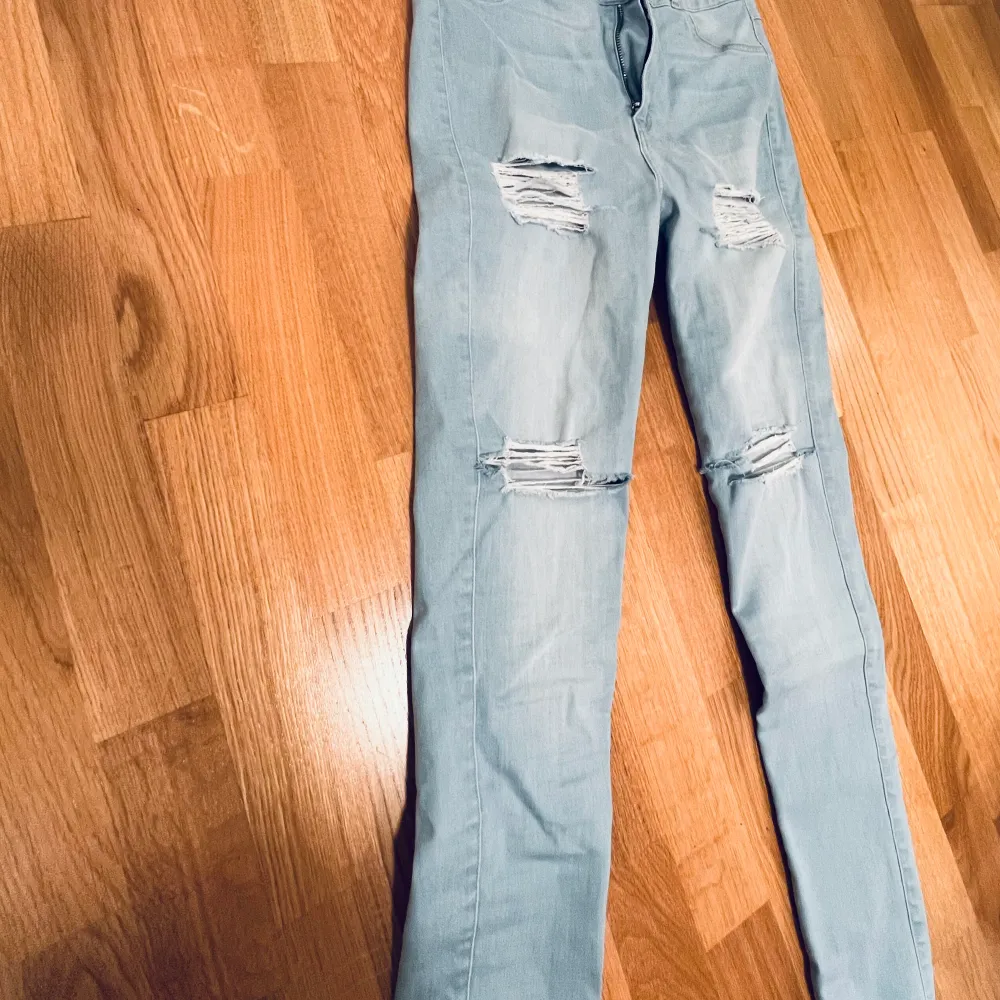 Säljer mina knappt använda Fitjeans pga förstora för mig. Fint skick. Storlek large. Nypris ca 1199kr. Färg vintage blue med slitningar på framsidan, jag har gjort lite mer slitningar än vad som var original dock. Köparen står för fraktkostnaden.. Jeans & Byxor.