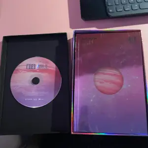 BTS World album i fint skick. Pc inkluderat! Föer bilder kan skickas vi önskemål.