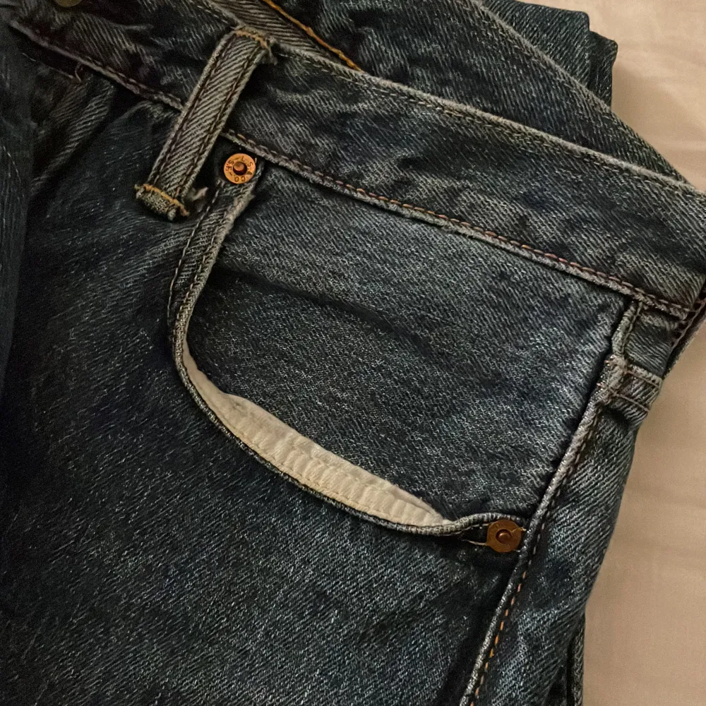 Otroligt fint skick, köpta second hand. Ena fickan är lite skev, men får säkert att fixa (se sista bilden). . Jeans & Byxor.