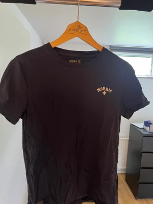 Morris t-shirt - Mörkblå Morris t-shirt som inte har använts mycket alls och därför är skicket 9/10! Storleken på tröjan är XS!