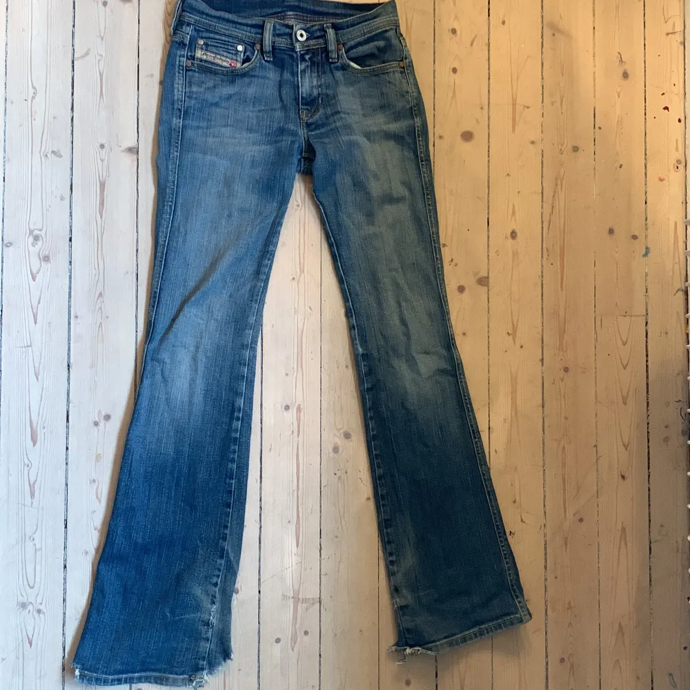 Säljer dessa lågmidjade bootcut jeans från disel, dessa var min mammas på 2000-talet så dom är från tidigt 2000 tal. Dom är trasiga längst nere vid benen därför det billiga priset. Det var många som ville köpa dom så jag slår på budgivningen så får vi se💕. Jeans & Byxor.