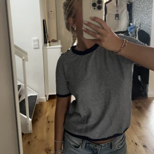 Randig söt t-shirt - Randig söt t-shirt med guld detaljer på ena ärmen🙀💓T-shirten är mörkblå med vita streck🫶🏼Bra skick!! Du står för frakten😜