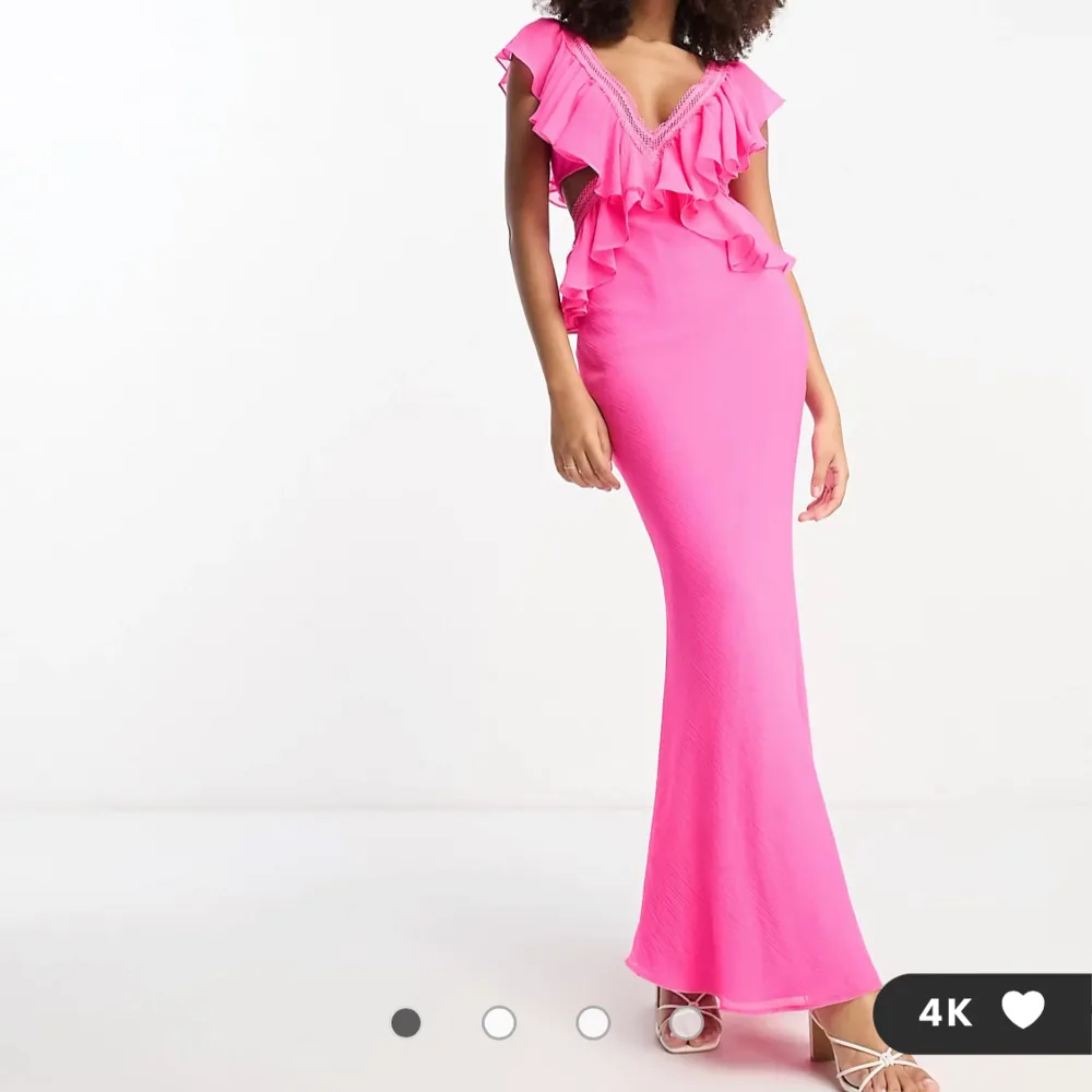 Jättefin rosa maxiklänning med cut out. Prislapp kvar och inte använd!! Har klänning i både 36 & 38. Klänningar.