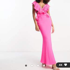 Jättefin rosa maxiklänning med cut out. Prislapp kvar och inte använd!! Har klänning i både 36 & 38