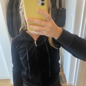Juice couture kofta  - Säljer min zip hoodie från Juice couture! Som ny, endast använd en gång!  