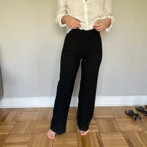 Kostymbyxor  - Supersnygga kostymbyxor från asos som tyvärr var lite för stora för mig. (Min vän på bilden). Stl 36!