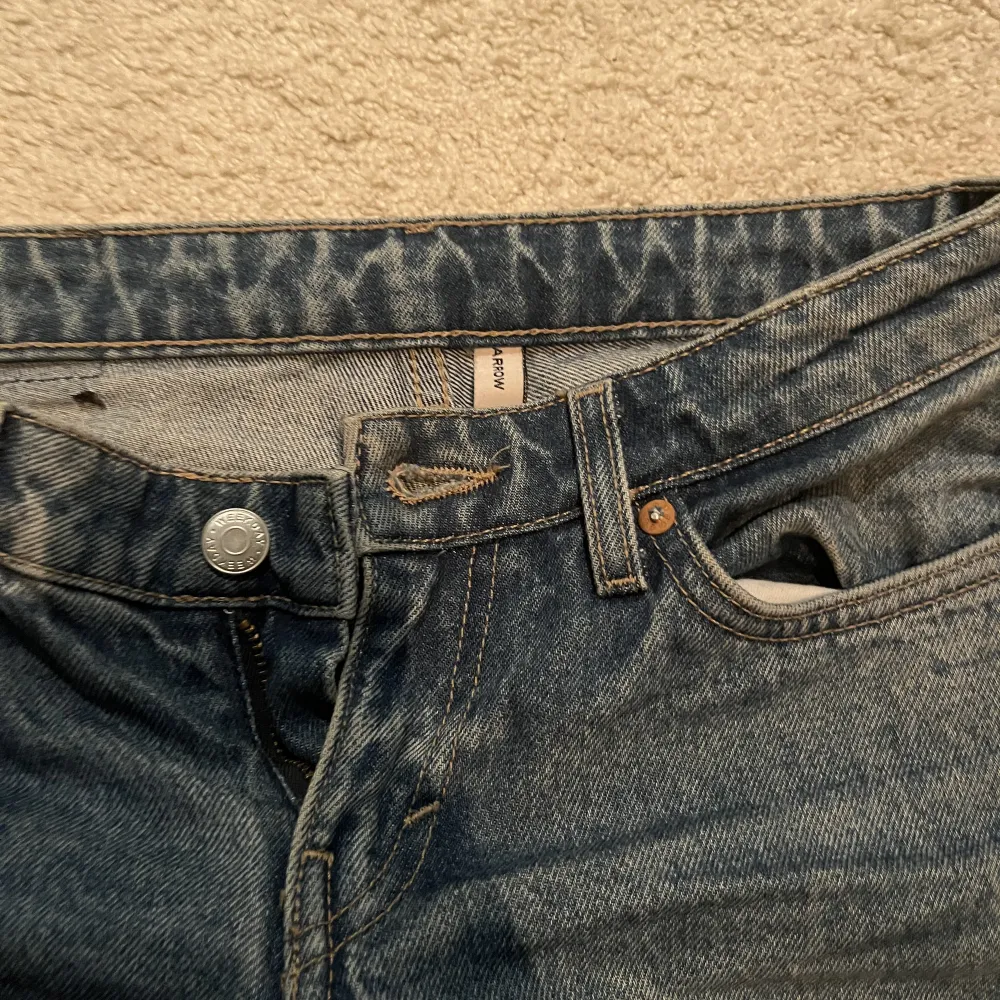 Low waisted jeans feån weekday, straight leg inga tecken på användning💕. Jeans & Byxor.